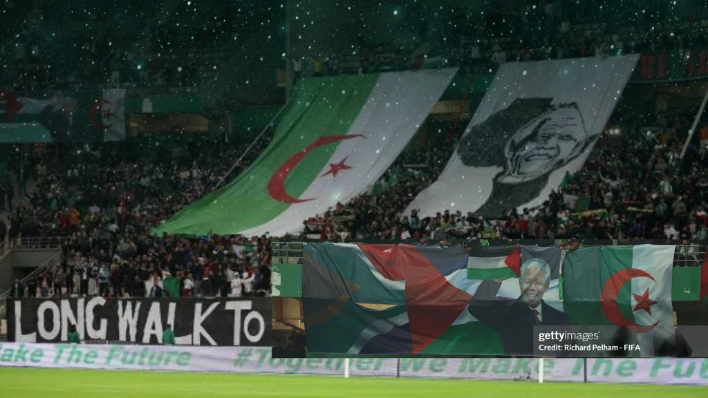 أنصار المنتخب الجزائري يكرّمون نيلسون مانديلا في لوحة تاريخية